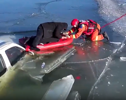 【新聞直播間】皮卡車抄近道墜冰窟 為救人消防跪冰拖拽