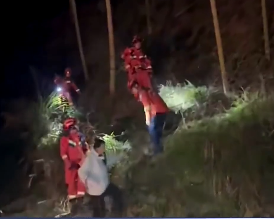 【新聞直播間】四人爬野山迷路被困 消防公安聯(lián)合救援