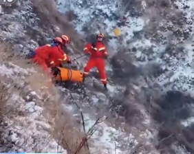 【新聞直播間】雪后路滑車墜深谷 消防緊急救援