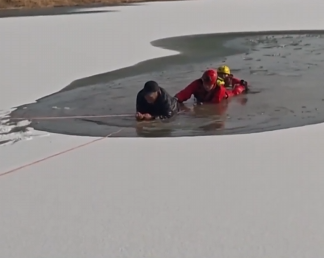 【新聞直播間】老人墜冰窟 消防員6分鐘成功救援