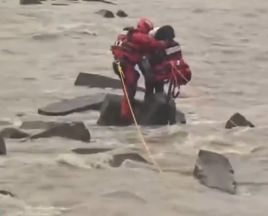 【新聞直播間】上海一男子違規(guī)下海被困礁石 消防緊急營(yíng)救