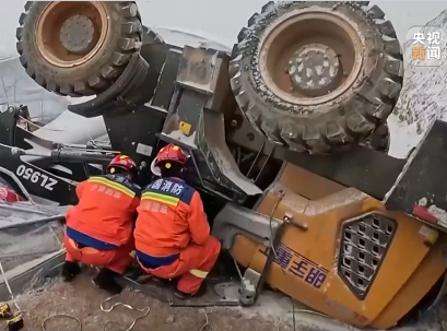 【新聞直播間】寧夏固原一鏟車側(cè)翻司機受傷 消防緊急救援
