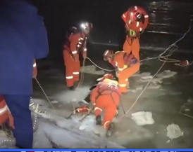 【新聞直播間】寧夏石嘴山一男子黃河冰面“睡覺” 消防救援脫險