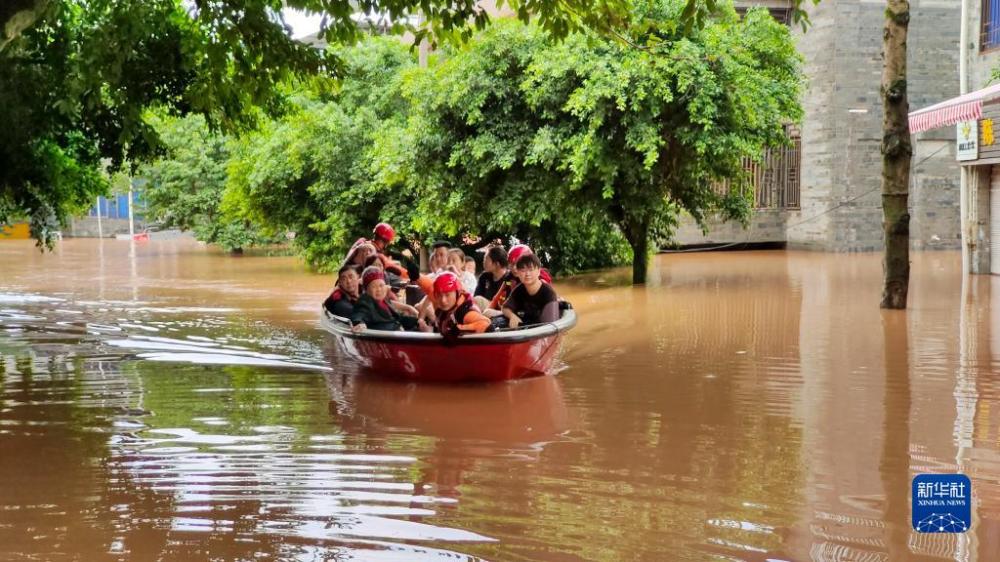 【新華社】重慶13個區(qū)縣遭遇暴雨 消防緊急救援