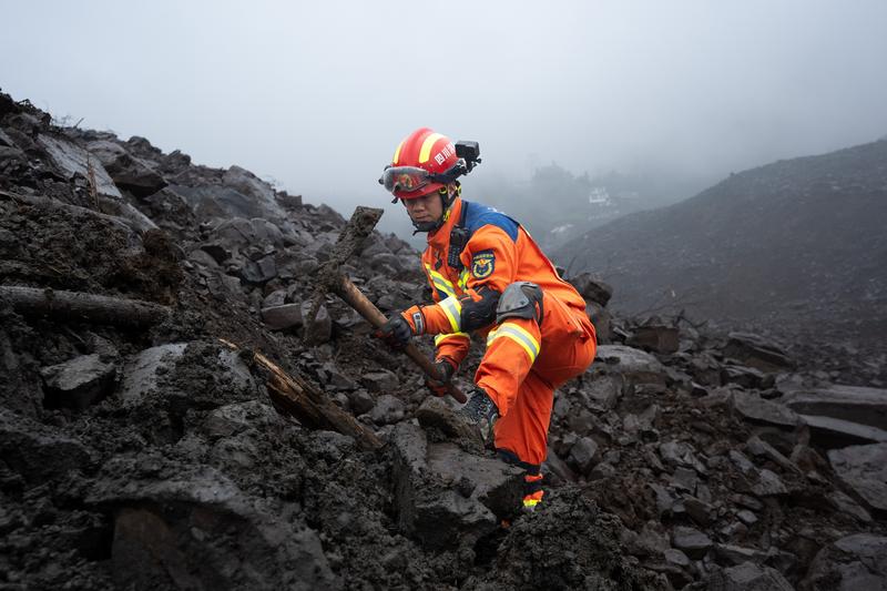 【新華社】四川筠連縣山體滑坡：爭(zhēng)分奪秒開(kāi)展搜救