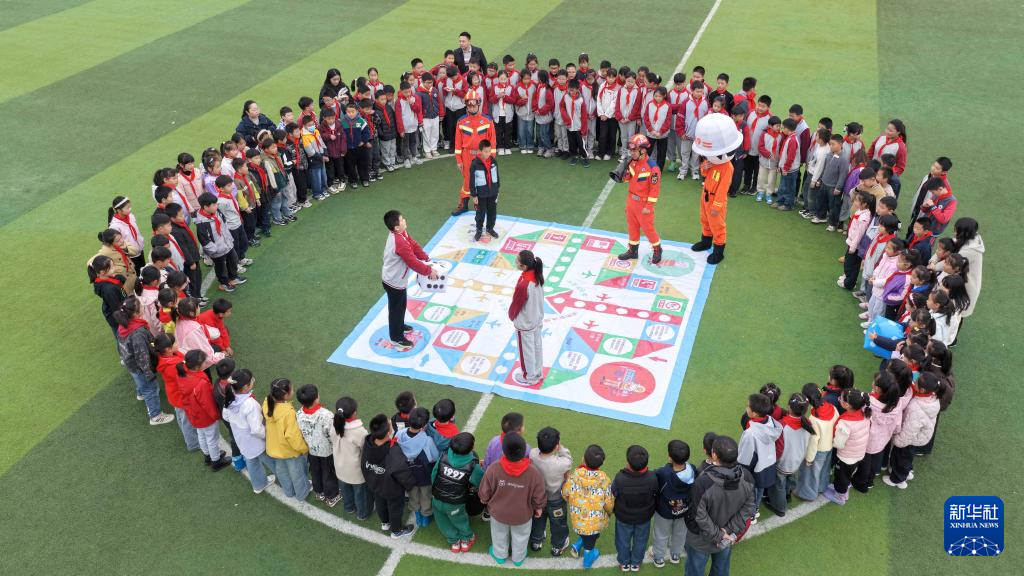 【新華社】學(xué)消防知識 迎全國消防日