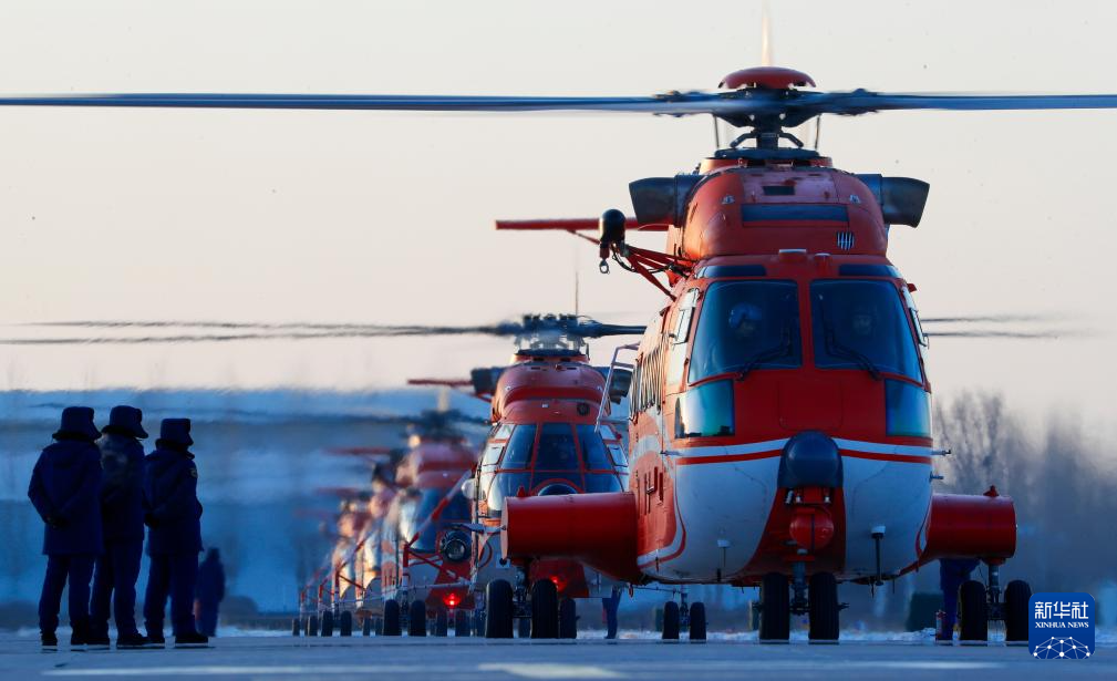 【新華社】國(guó)家消防救援局大慶航空救援支隊(duì)開(kāi)展實(shí)戰(zhàn)化空投應(yīng)急救援演練