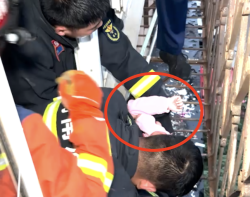 窗外傳來喊叫聲！4歲女童懸空卡頭……