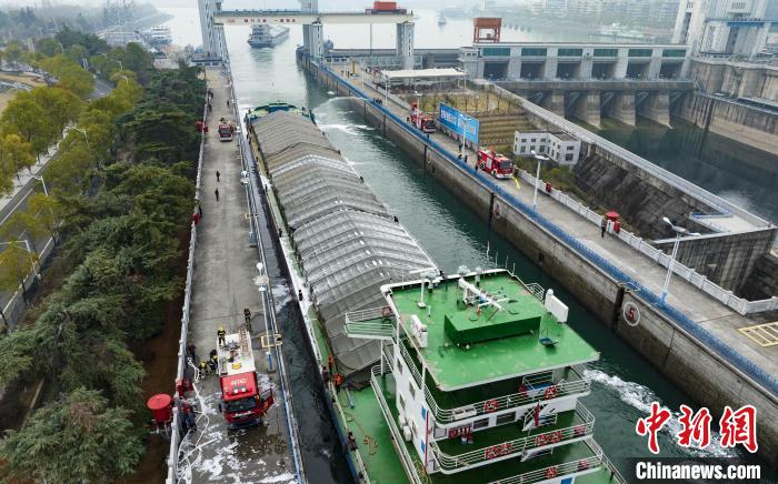 【中國新聞網】葛洲壩船閘舉行消防應急救援實戰(zhàn)演練