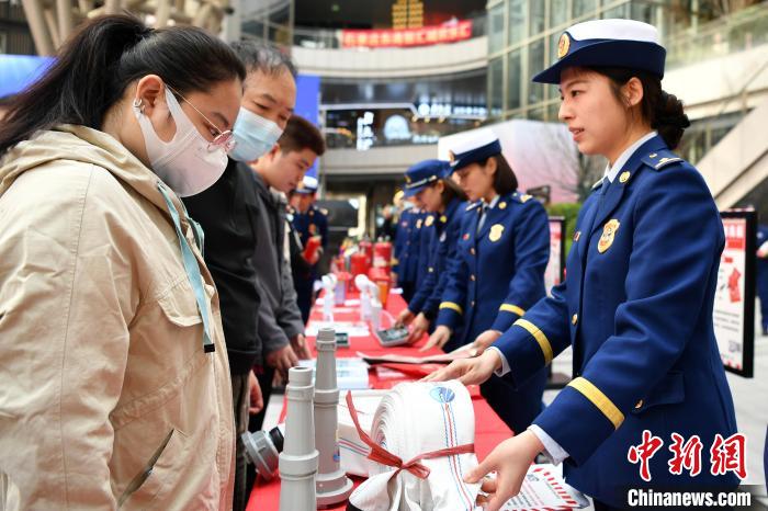 【中新網(wǎng)】河北石家莊舉行“3.15”假冒偽劣消防產(chǎn)品銷(xiāo)毀宣傳活動(dòng)