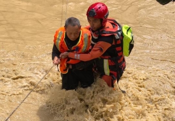 【中新網(wǎng)】湖北咸豐遭遇暴雨襲擊 緊急轉(zhuǎn)移近2萬(wàn)人