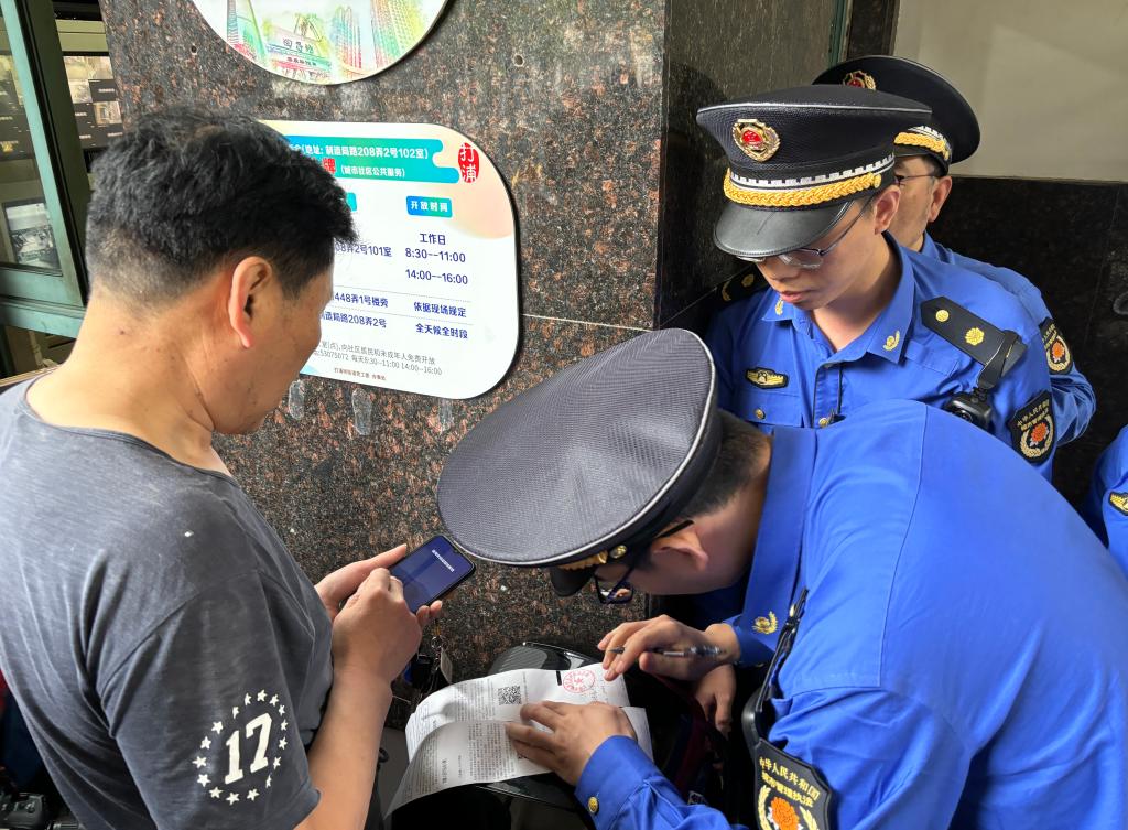 【新華社】新規(guī)實(shí)施，上海對個人為電動自行車違規(guī)充電開罰單