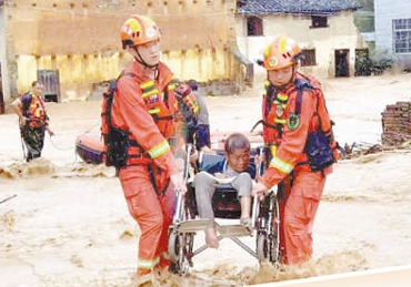 【人民日?qǐng)?bào)】向險(xiǎn)而行 沖鋒在前