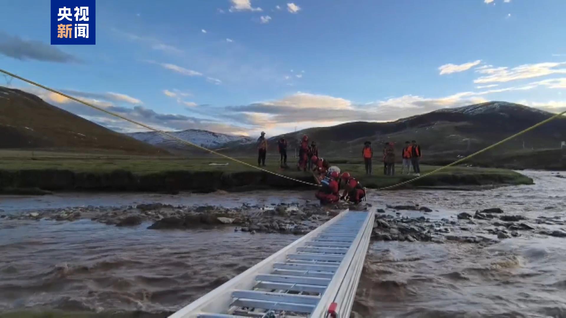 【央視新聞】青海果洛22人遭遇山洪圍困  消防架梯救援