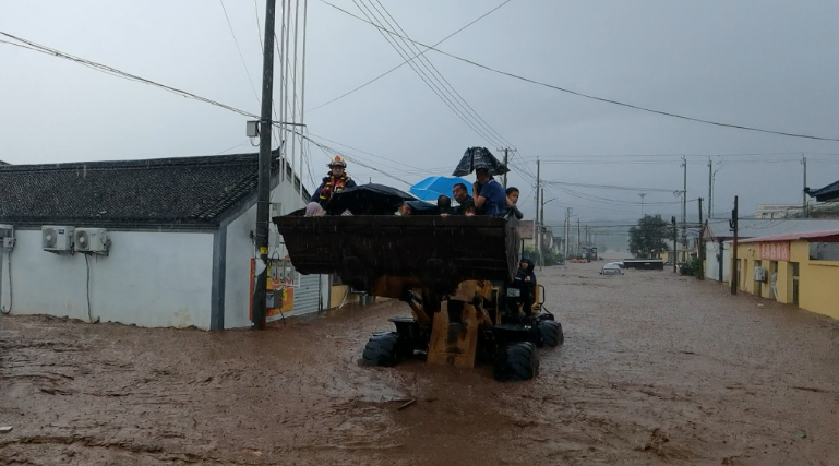 【新華社】與暴雨洪水搏斗的生死營(yíng)救