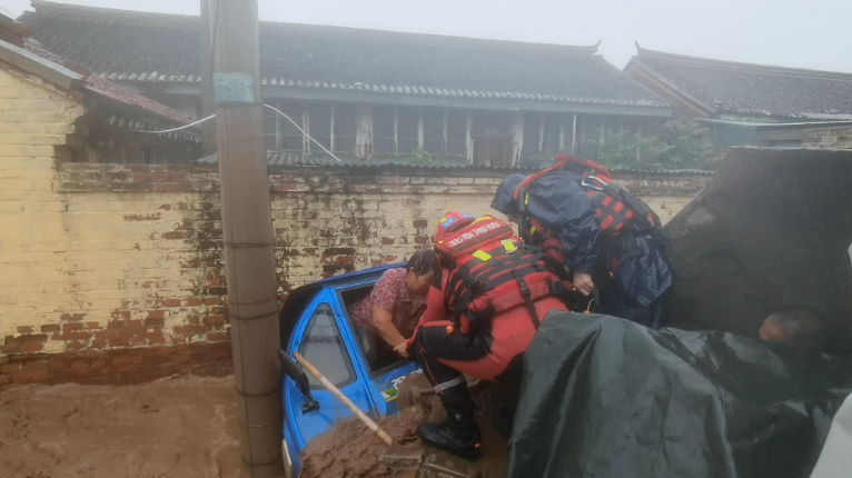 【新華社】與暴雨洪水搏斗的生死營(yíng)救