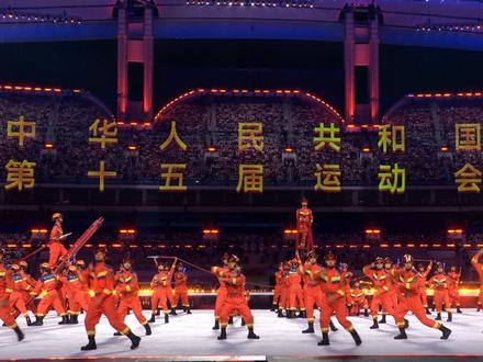 百名消防員十五運開幕式上“橙”意熱舞